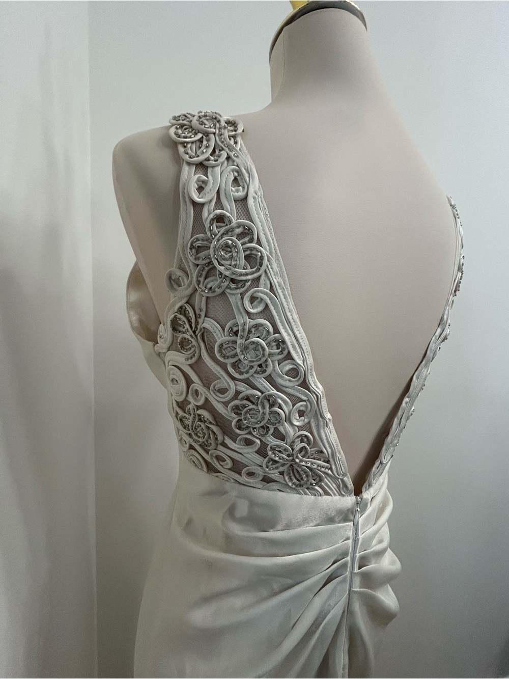Elegant Ivory Beaded Lace-Back Bridal Gowns Dress - Size 9/10 NEW